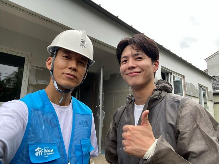 白天搬砖做公益,晚上化身钢琴王子,朴宝剑颜值近况再次引热议