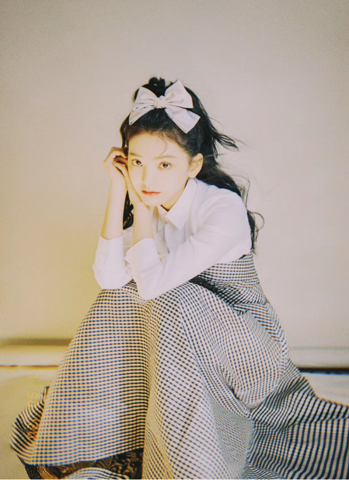 章若楠成蔡徐坤mv女主?穿搭比脸蛋还养眼,减龄搭配可以学起来