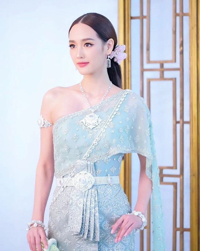 泰国新晋女神pie,明眸善睐气质超绰约,穿华贵泰服演绎公主风
