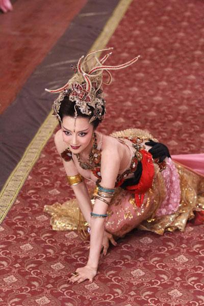 迪丽热巴被说太保守没法演妲己,看到照片后全网打脸了