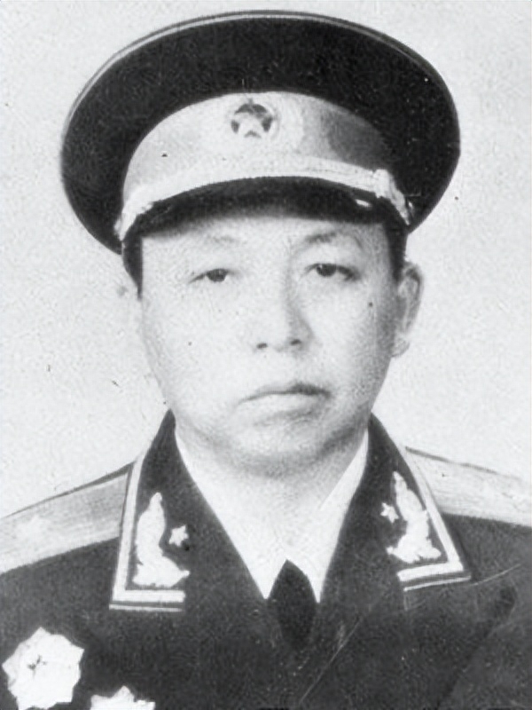 1949年某年轻战士读报看到15兵团司令员的照片我找到我父亲了