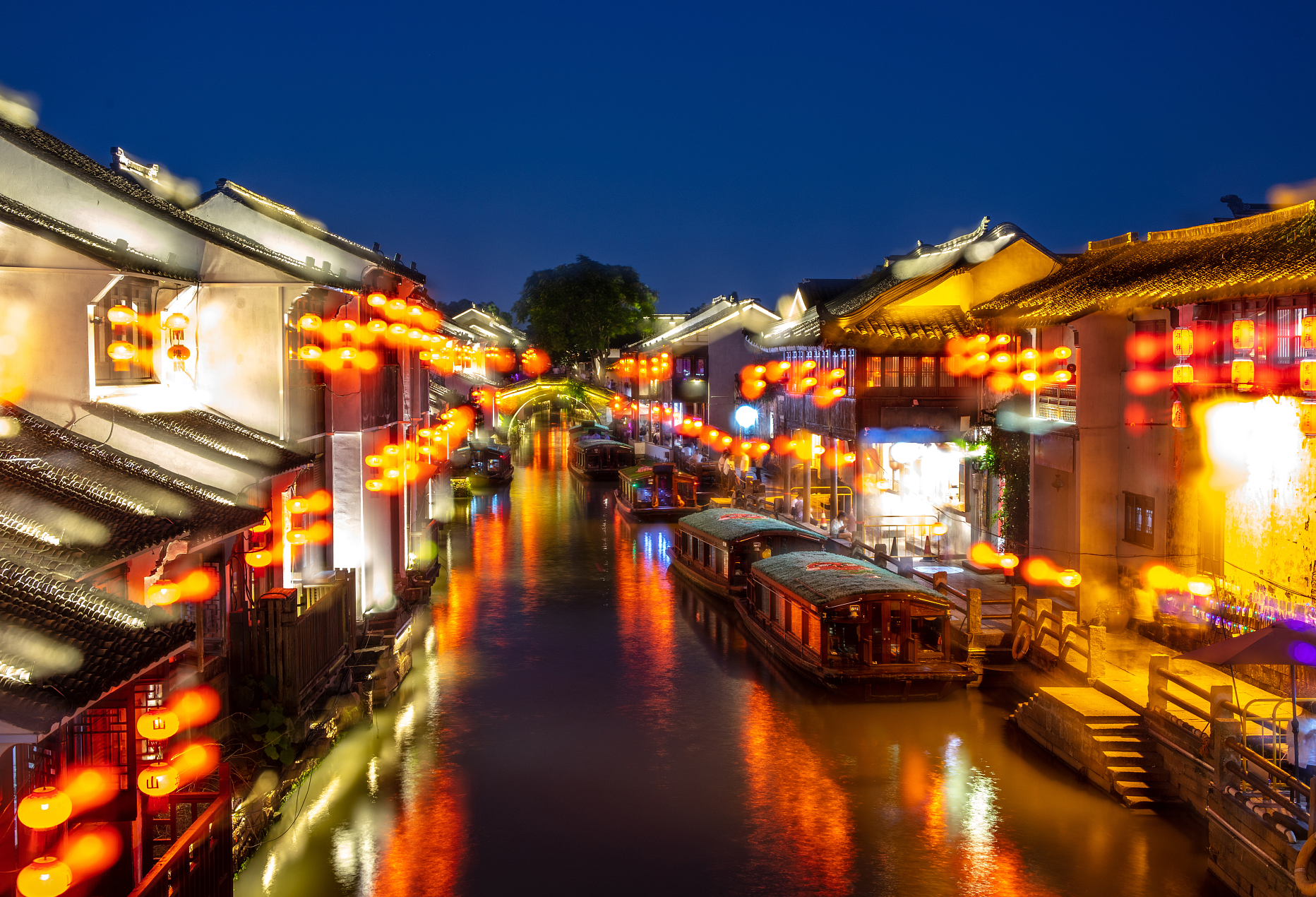 苏州这一古巷,全长约七里,由白居易主持修建,粉墙黛瓦,超美