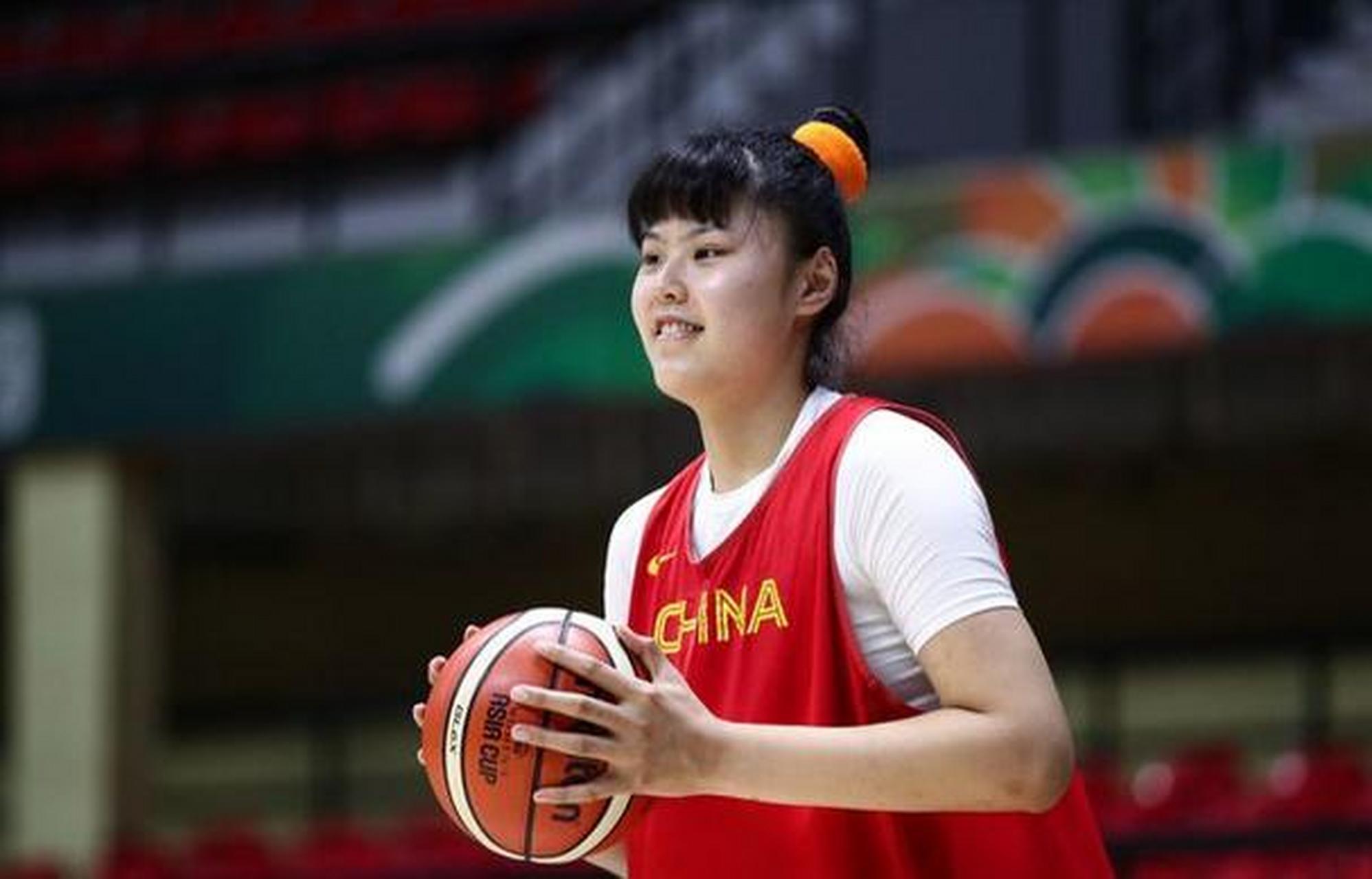 内蒙和四川的比赛中,由于紧张竞争导致大中锋李月茹受伤无法参加亚洲