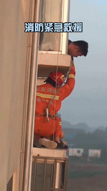 热点|真是醉了！男子酣睡4楼空调外机平台，吊在半空还在猛踹消防员