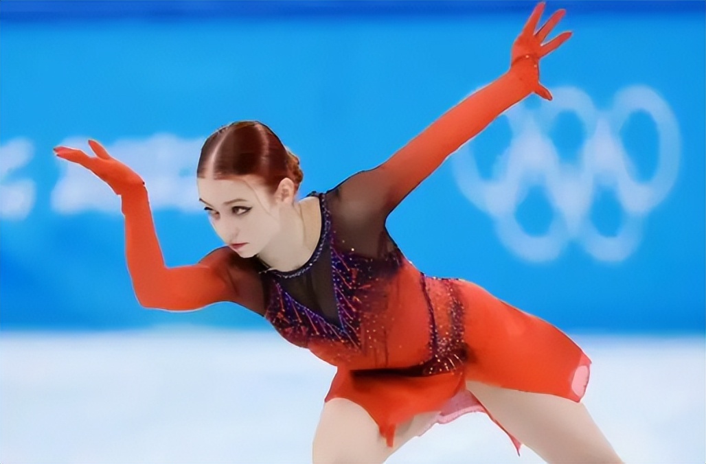 太美了!特鲁索娃一袭红发接受采访明艳动人,解释奥运会大哭原因