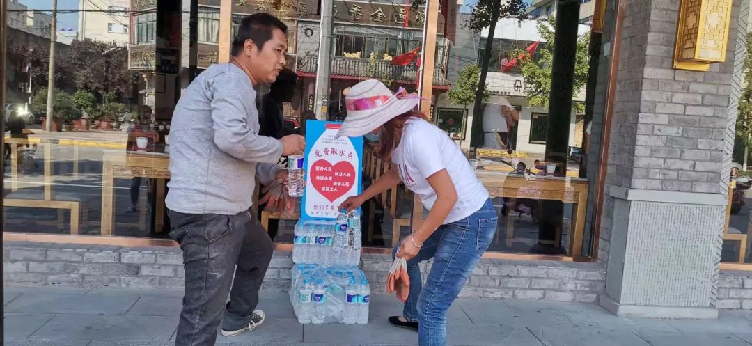 女子搬空爱心饮料,在细小处缝补世界,在光明处看到未来