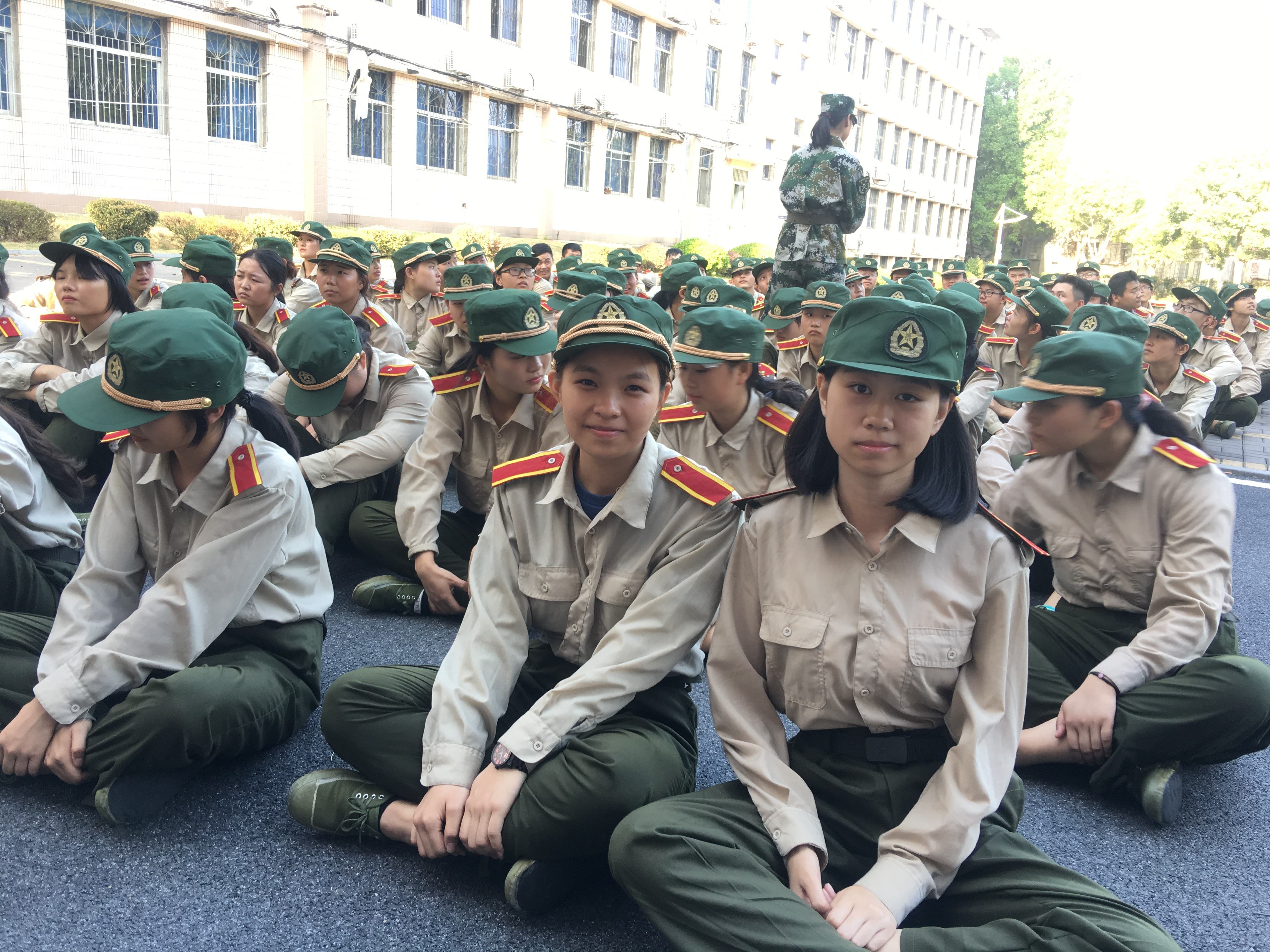 大一新生军训,为何教官总盯着女生看?这个"小心思"要搞清楚了