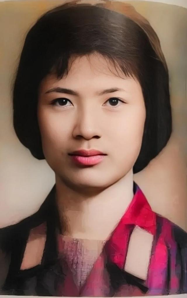 1954年,林立果与"未婚妻"张宁的全家福,小时候很可爱