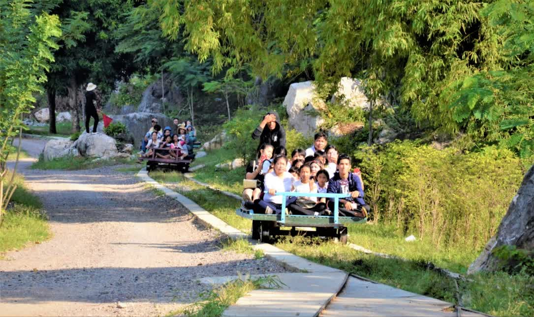 柬埔寨马德望省"敞篷竹火车",你坐过吗?