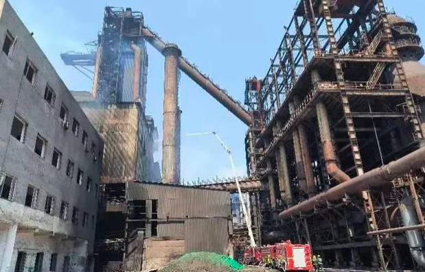 辽宁钢铁厂发生烫伤事故致4死5伤,铁水温度1600度,现场白烟滚滚