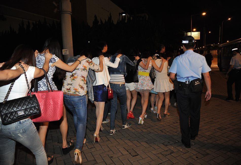 2003年,女死刑犯王雄英,脖子被绑上了锁喉绳,情绪失控失声痛哭