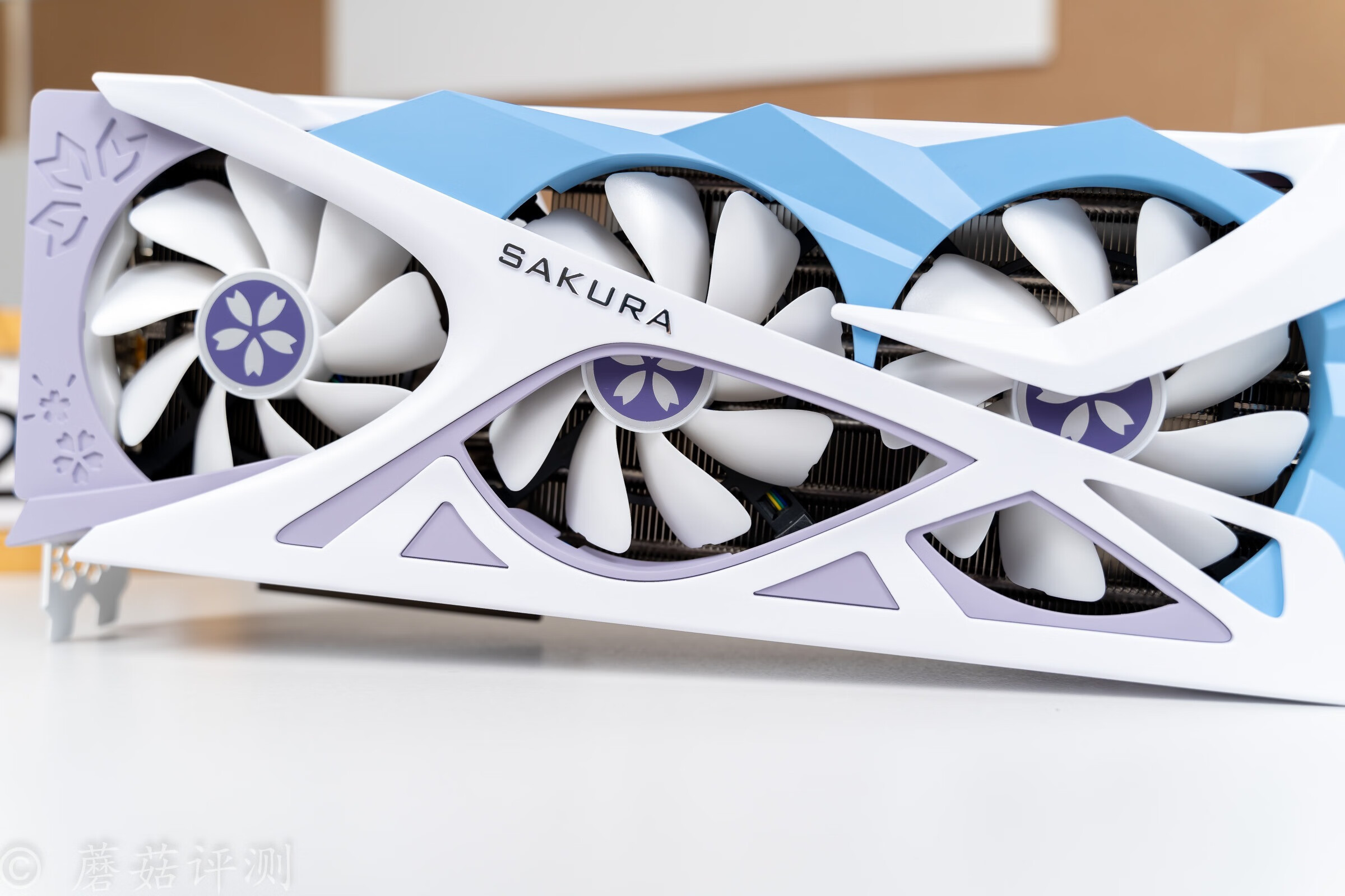 外观精致,灯效漂亮,散热优秀,盈通rtx4070ti樱瞳花嫁显卡 评测