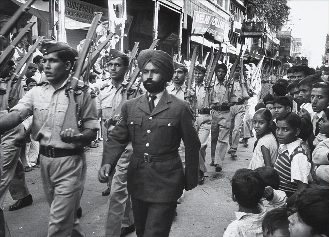 62年中印战争:我军缴获数百辆印度军车,为何加满油后悉数归还?