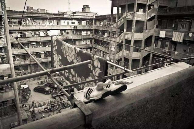 七十年代的筒子楼,每间只有十几平方米,人均住房面积3.6平方米