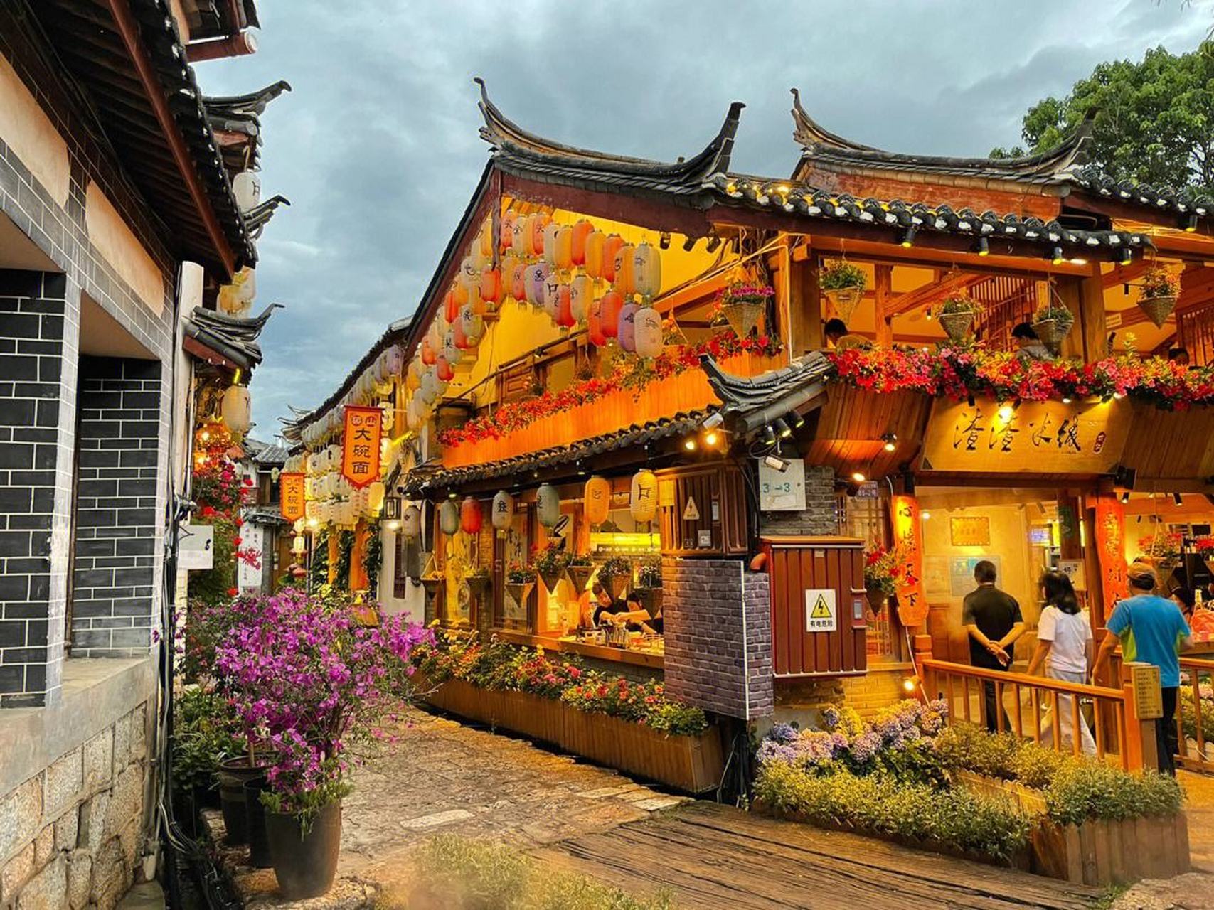 云南丽江古城,又名大研镇,坐落在丽江坝中部.