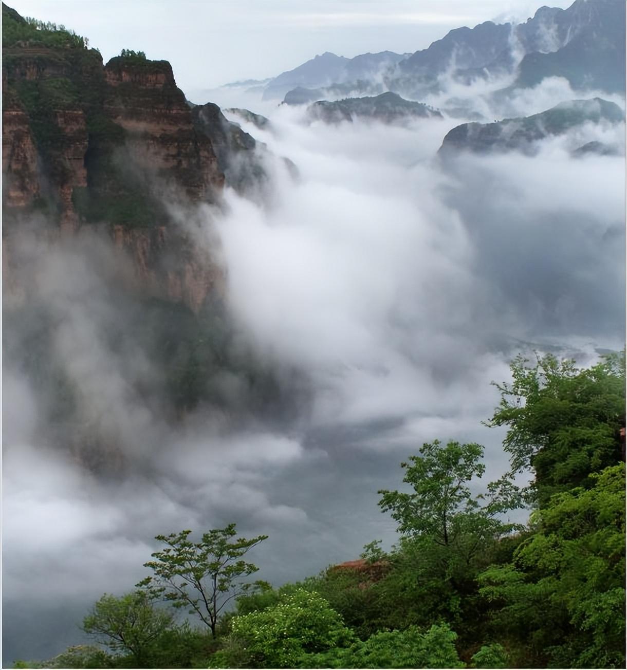 太行山脉雨后云海飘逸壮丽景象令人陶醉