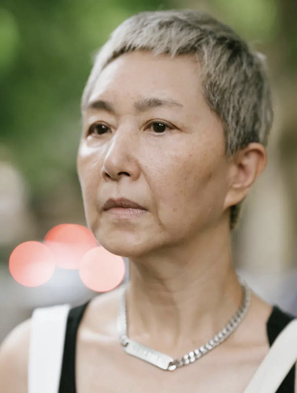 上海老太亮相街头,穿背带裤扎头巾真有腔调,中国奶奶也能这么酷