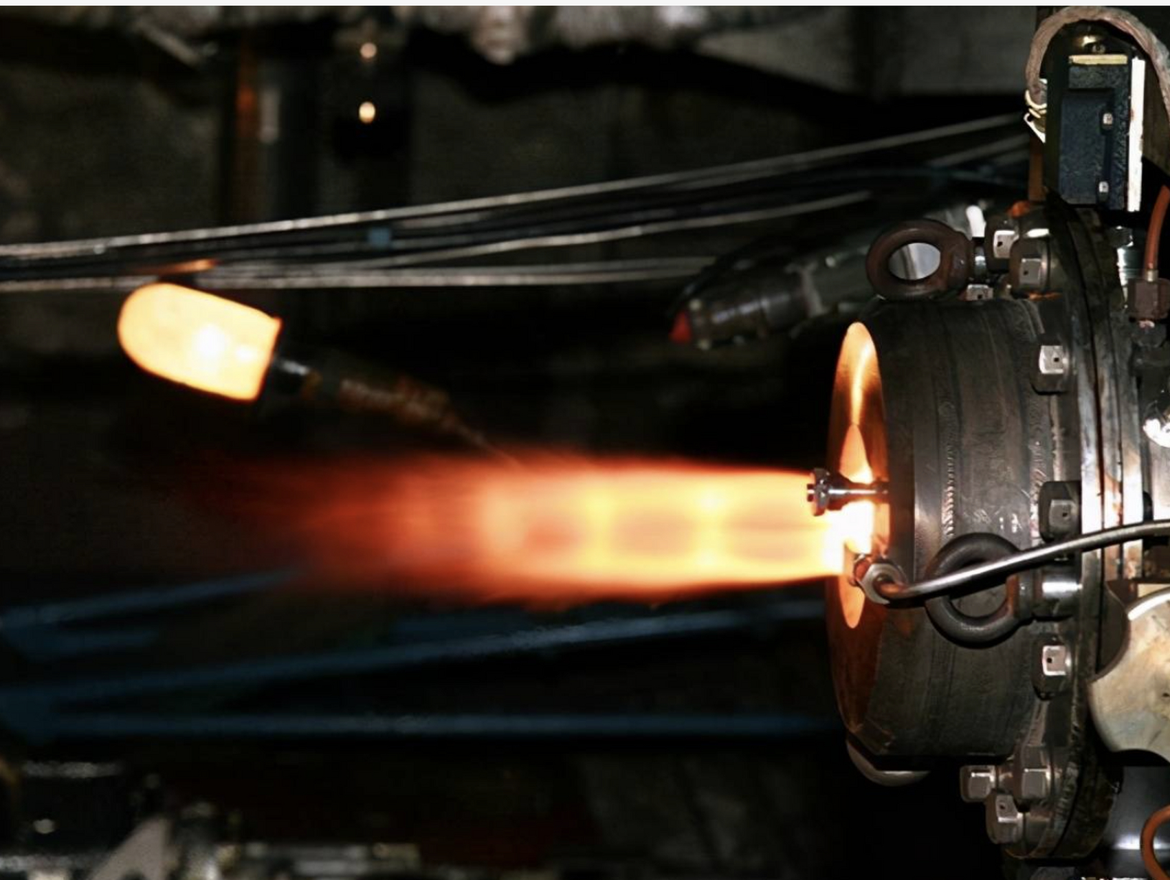 需要指出的是,高超音速风洞技术,西方落后中国20年,不要说中国最先进