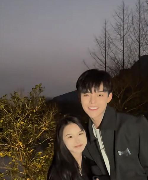 殷世航又曝恋情!女孩像前任套路璐,殷世航身高是个谜