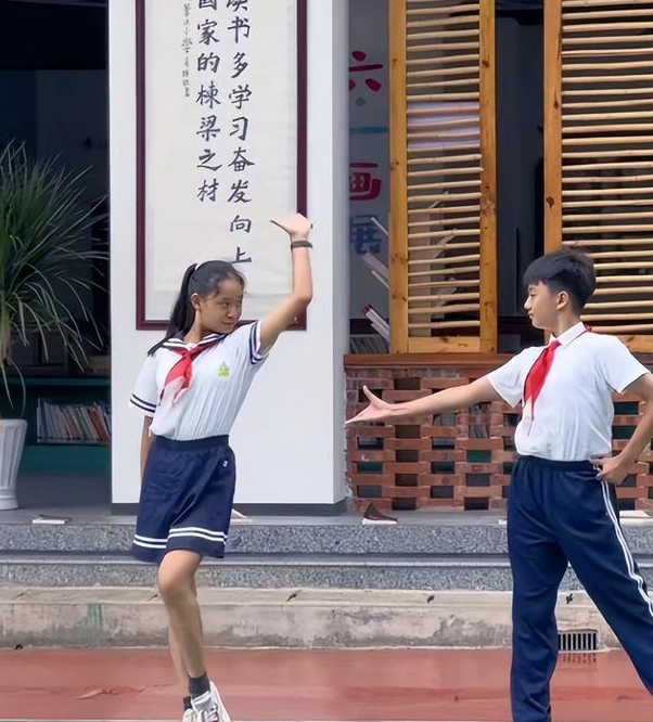 男生学舞蹈会"娘"吗?穿校服的舞蹈男孩走红,气质文雅而脱俗