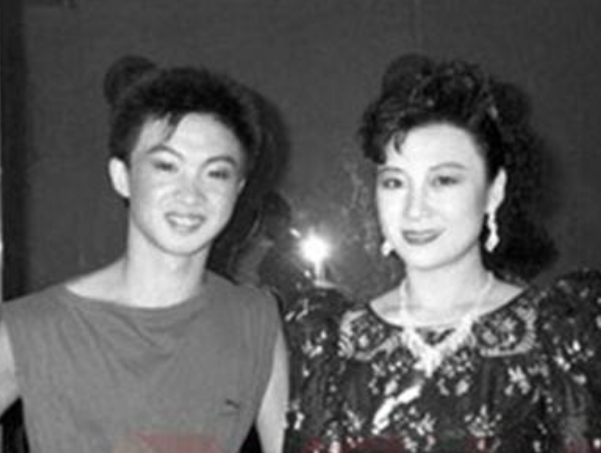 她是金星20年前的妻子,两人婚姻生活长达十年,如今亲如闺蜜