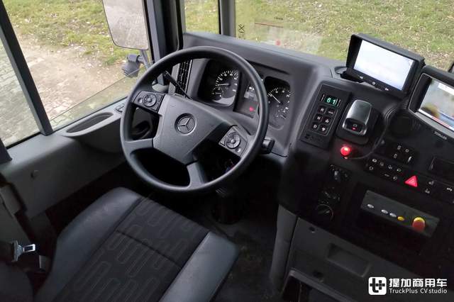 配公交车门的低入口卡车,第二代奔驰econic又升级了,有啥变化?