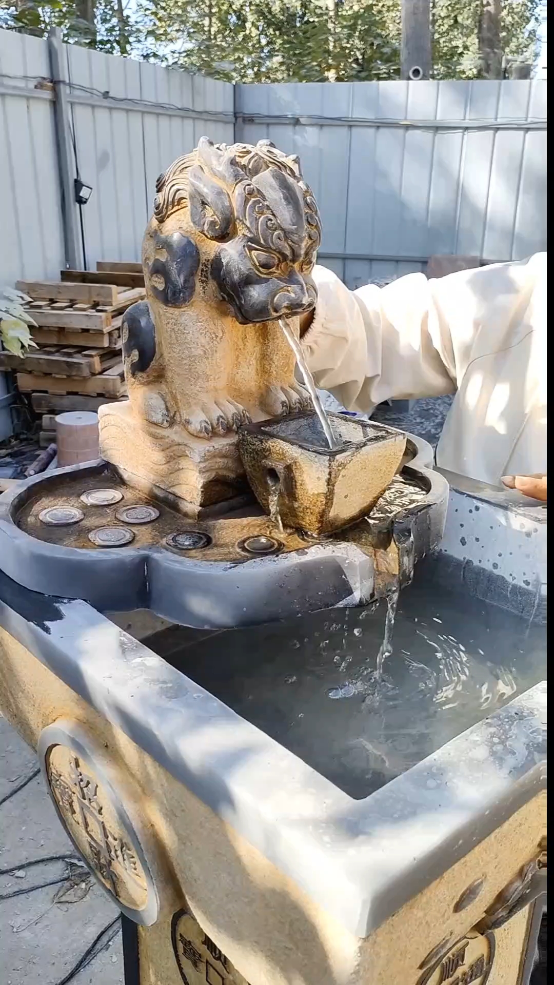 室内室外都能摆放的一款石雕流水摆件