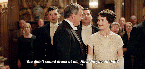 在《唐顿庄园》里,格兰瑟姆伯爵的出场仪态曾给我留下很深的印象