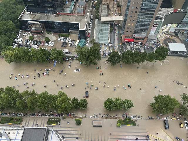 郑州大学暴雨图片