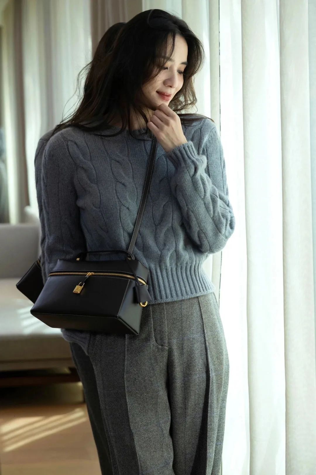 宋佳最新街拍"一身灰"好松弛,秋冬这样穿,自带高级感