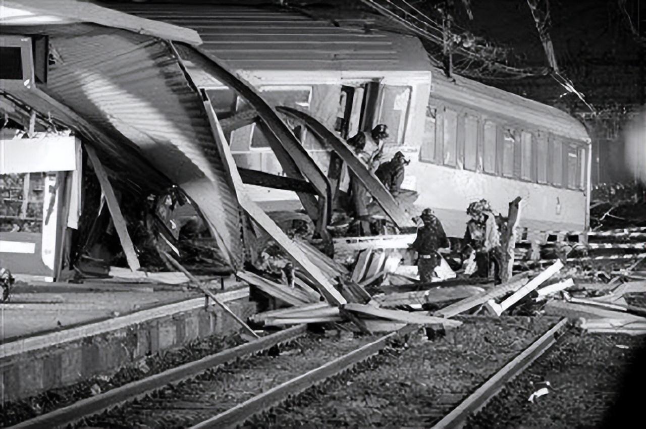 回顾我国列车脱轨的重大事故是天灾是人祸还是另有隐情