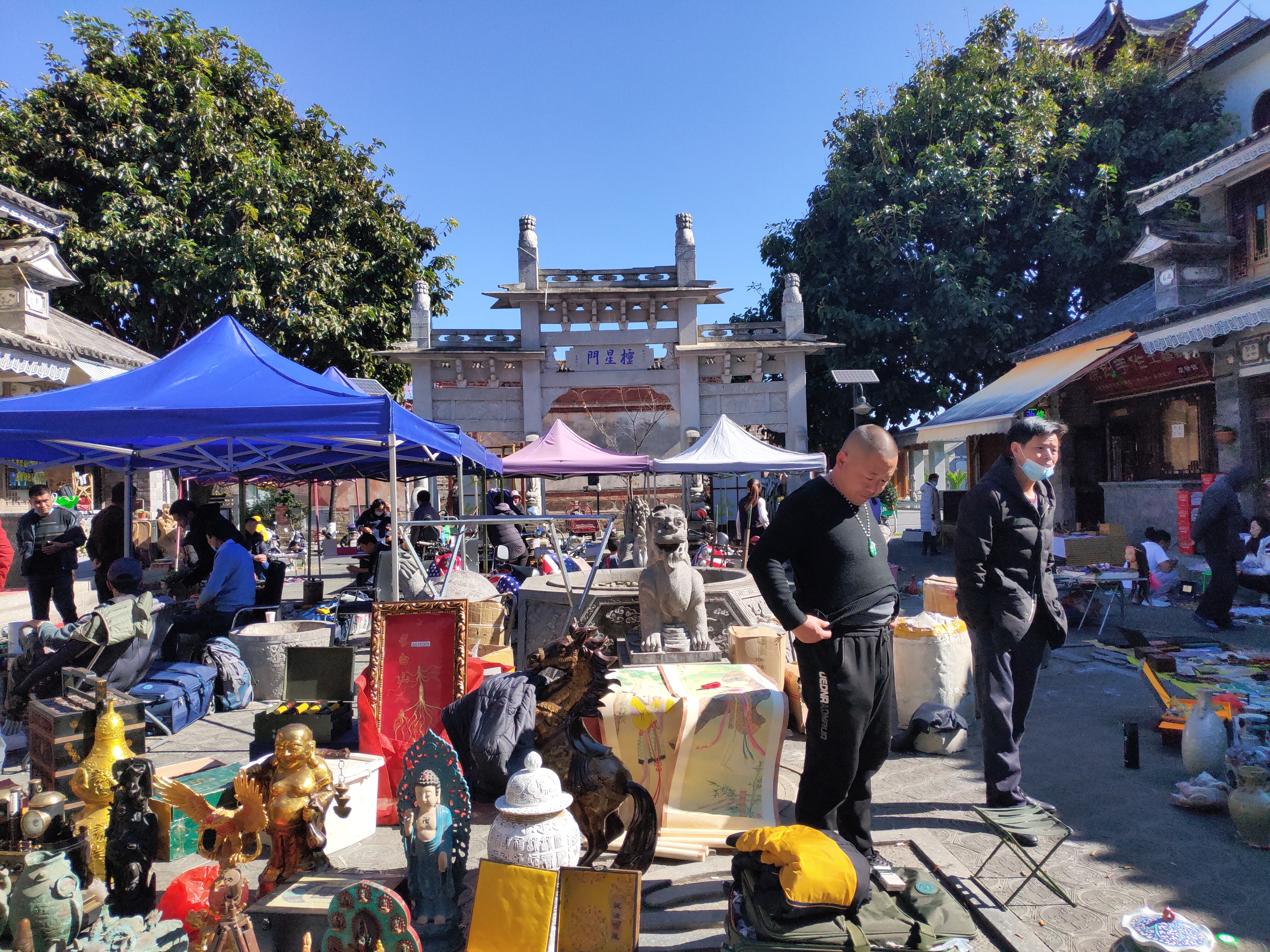 大理古城里藏着世界上唯一的本主武庙,如今已成为古玩市场
