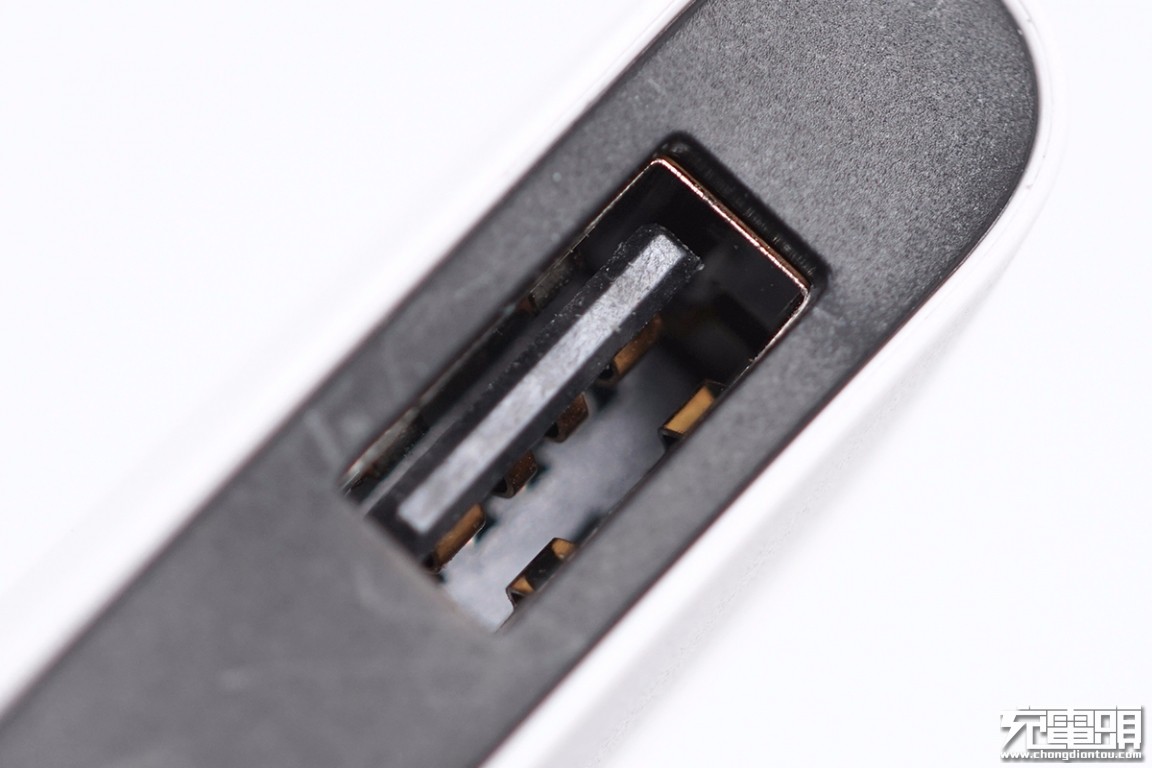 usb-c双向快充口,led数显屏(可显示电量和充电功率)和usb-a快充输出口