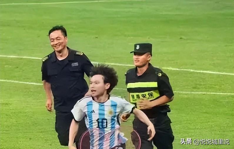 小夥子真勇猛衝進球場抱梅西,隨後被抬走,梅西表情亮了