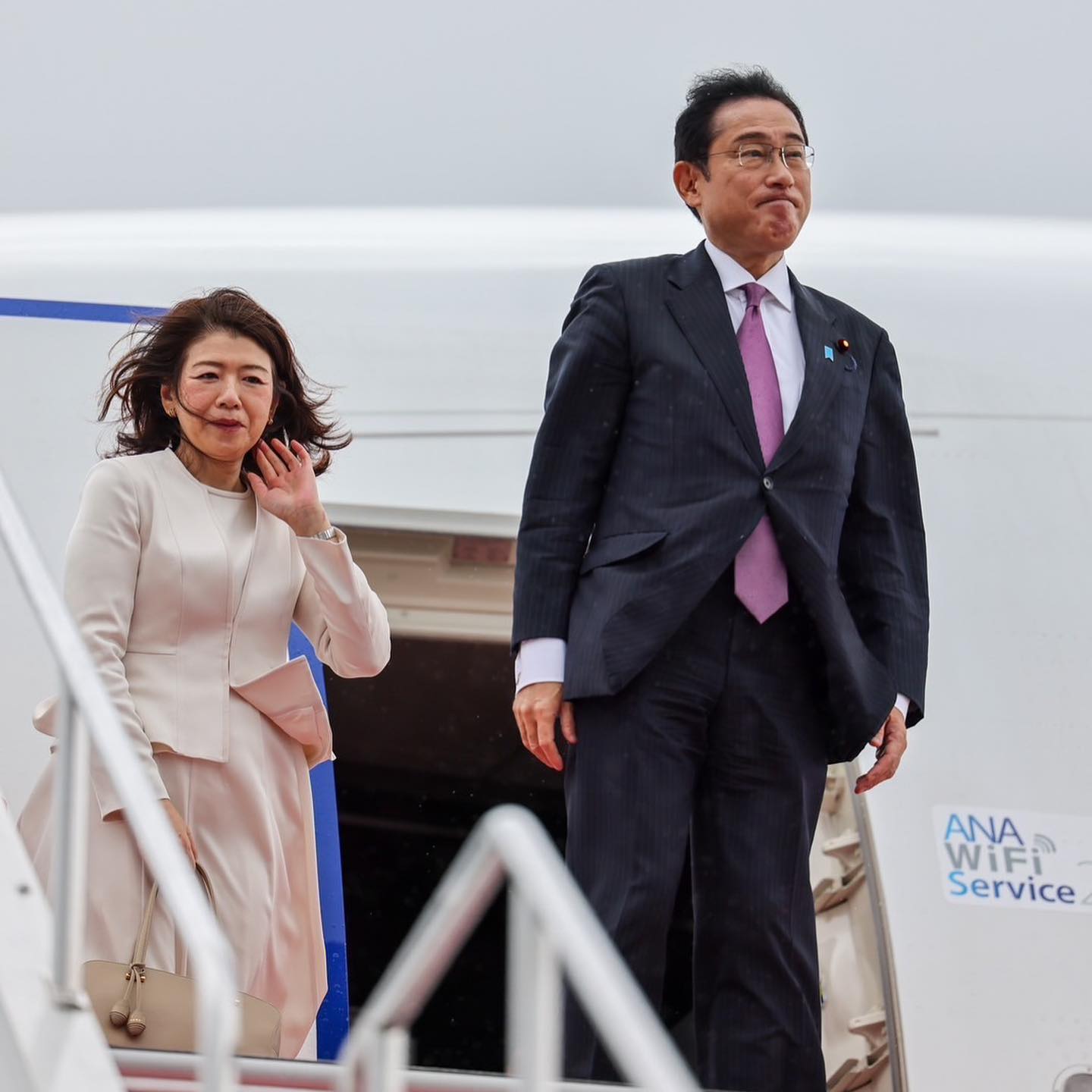 日本首相帶夫人赴紐約!第一夫人罕見亮相,穿米色輸給了韓國夫人