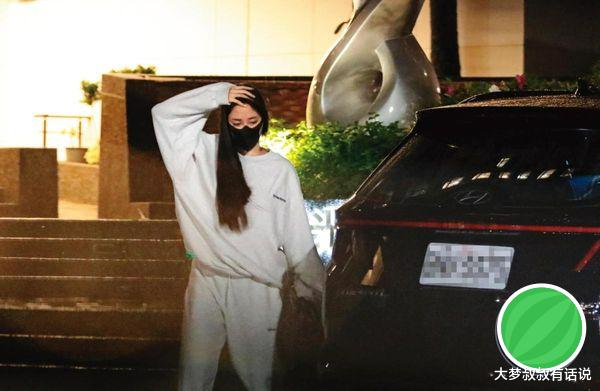 欧阳妮妮淋雨狼狈!夏如芝被暖男老公撑伞护上车……夫妻互动闪爆