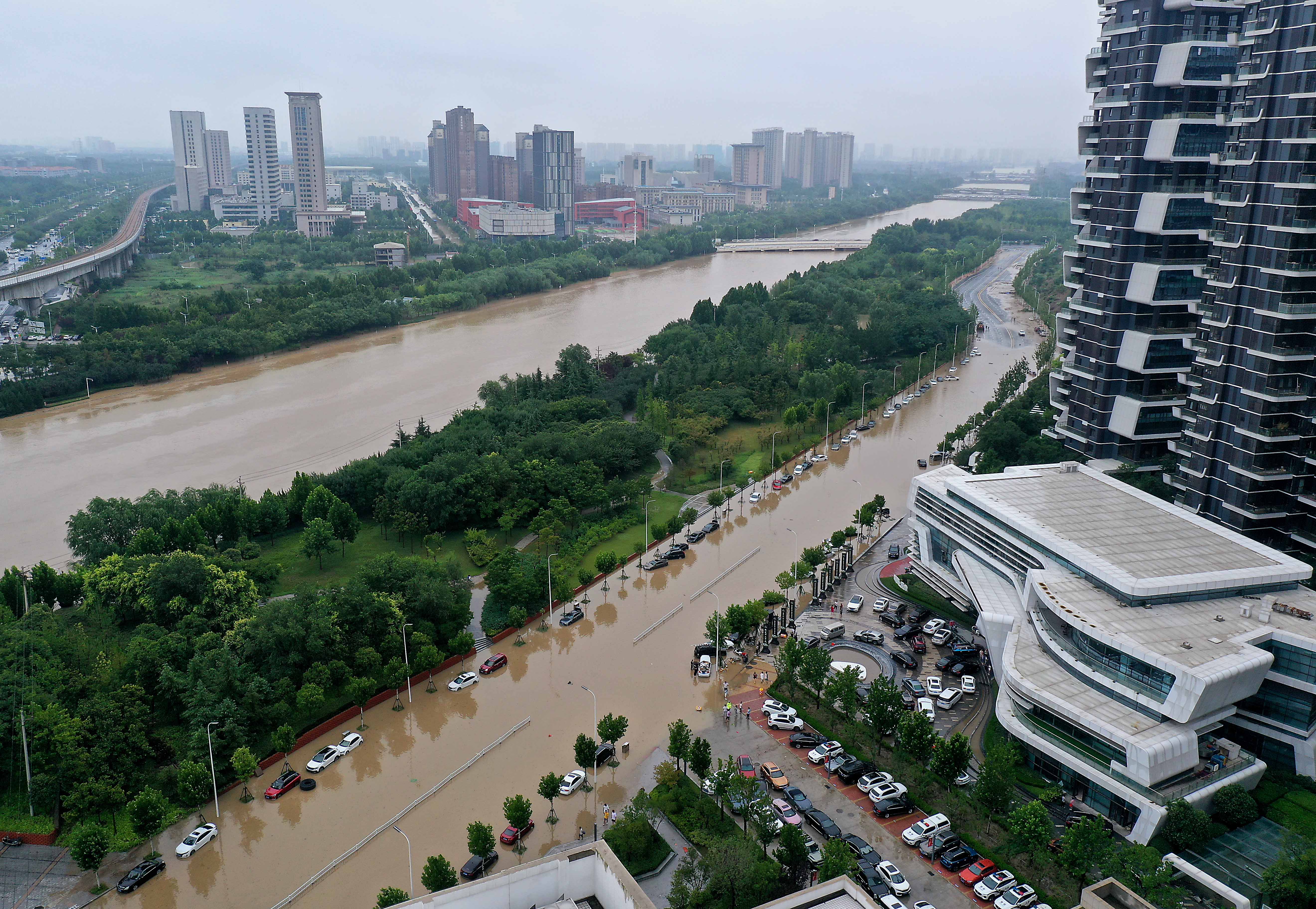 航拍暴雨后的郑州图片