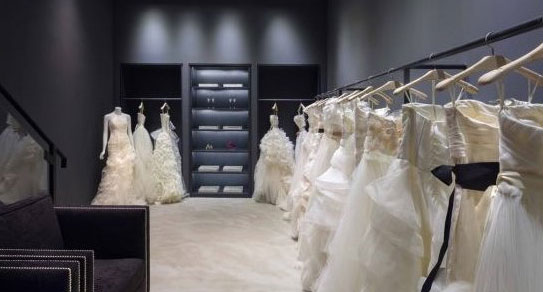 74岁王薇薇:头发多身材好不显老态,在好友合照里却像变了一个人