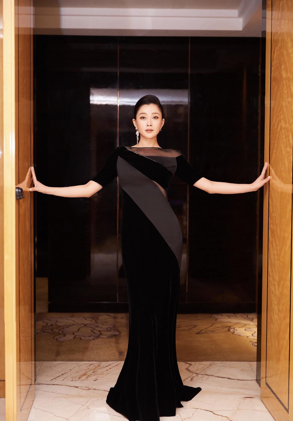 殷桃身材满分!穿一袭灰色旗袍出席活动凹凸有致,到哪都是焦点