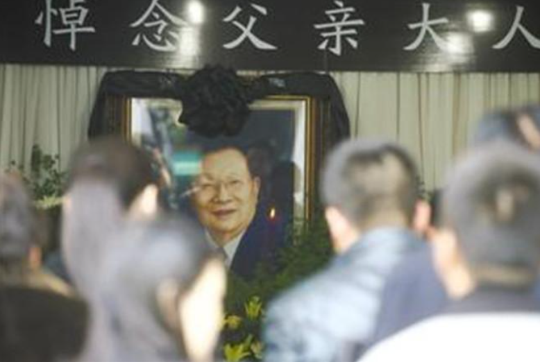 在吴仁宝去世的第二年,华西村的所有企业都开始亏损,数额迅速上升