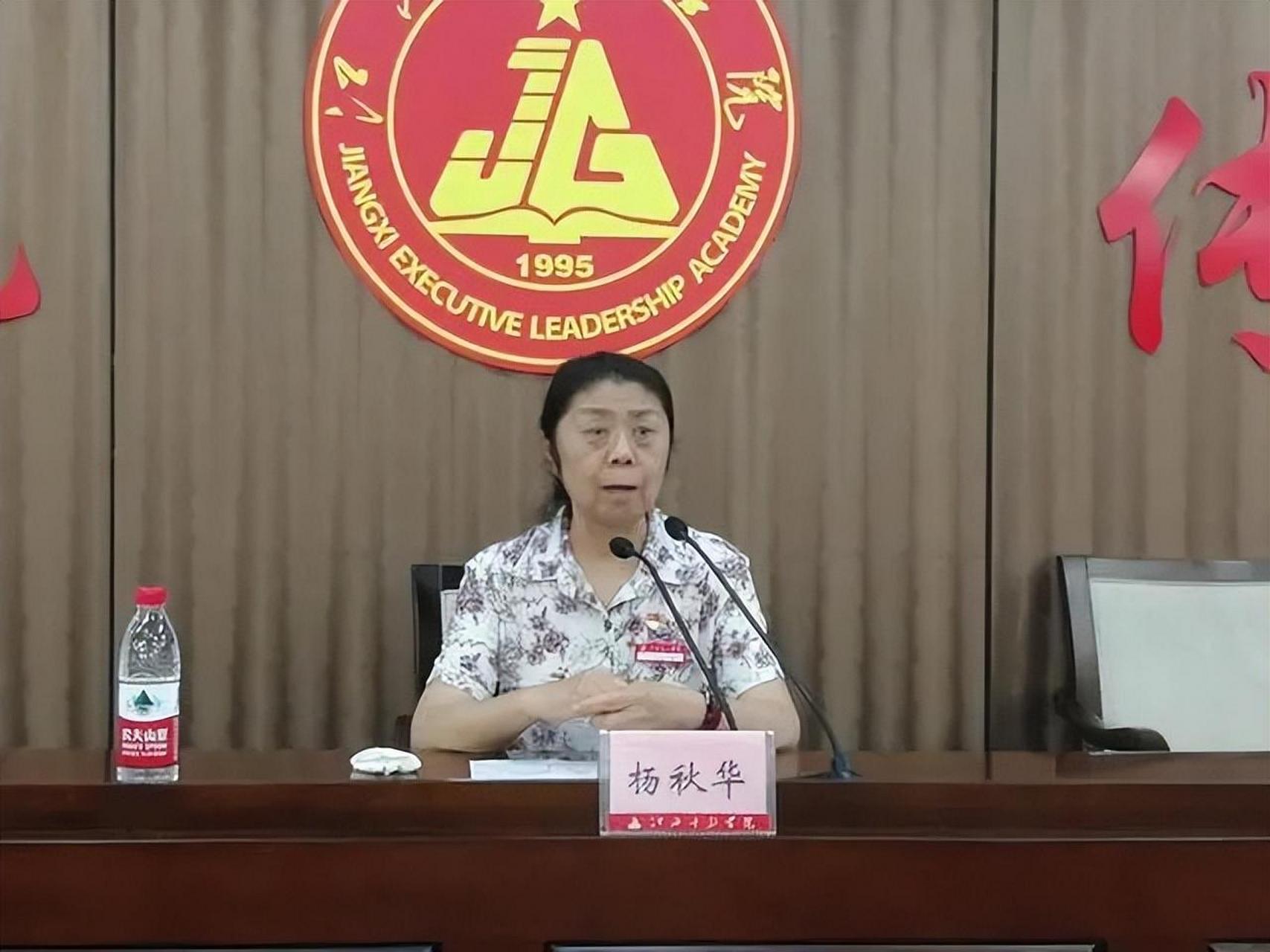 1968年,杨秋华报名参军,作为开国上将的女儿,她并没有被安排一个好