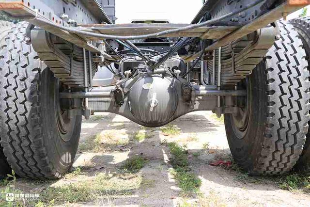 定制版重汽豪瀚n5g泵车底盘实拍,还是国六排放,性价比真高!