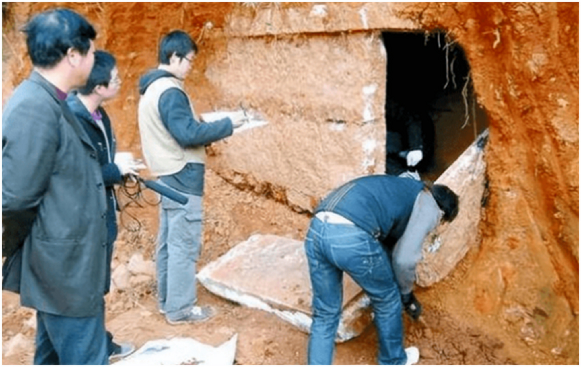河南挖出吕布墓,饱经岁月墓室已经破旧不堪,但专家在墓中发现一件让人