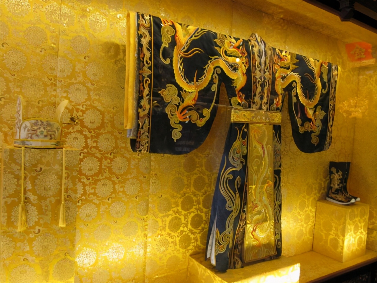 历史上,皇帝的"龙袍"不能经过水洗,倘若被穿臭了该怎么办呢?