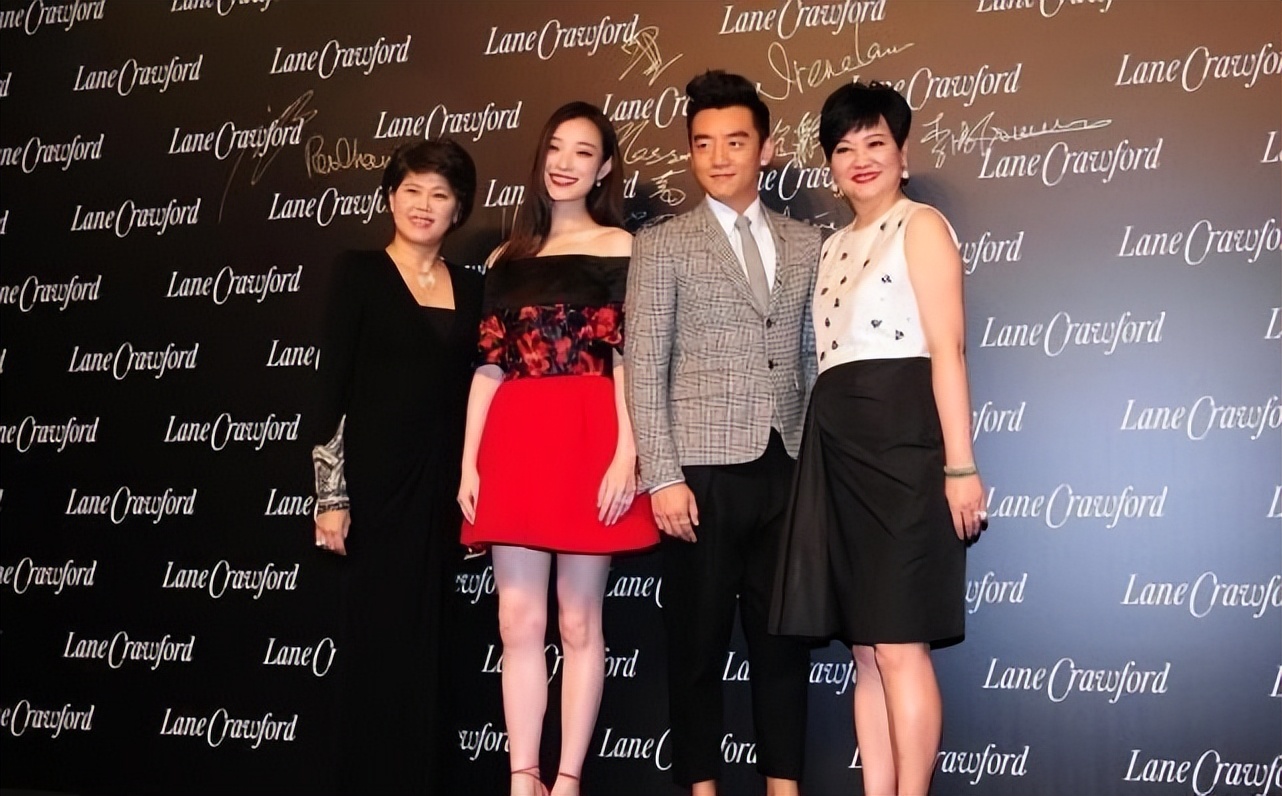 赵丽颖倪妮穿同款一字肩裙,看出气质上的差别,脸型挺重要