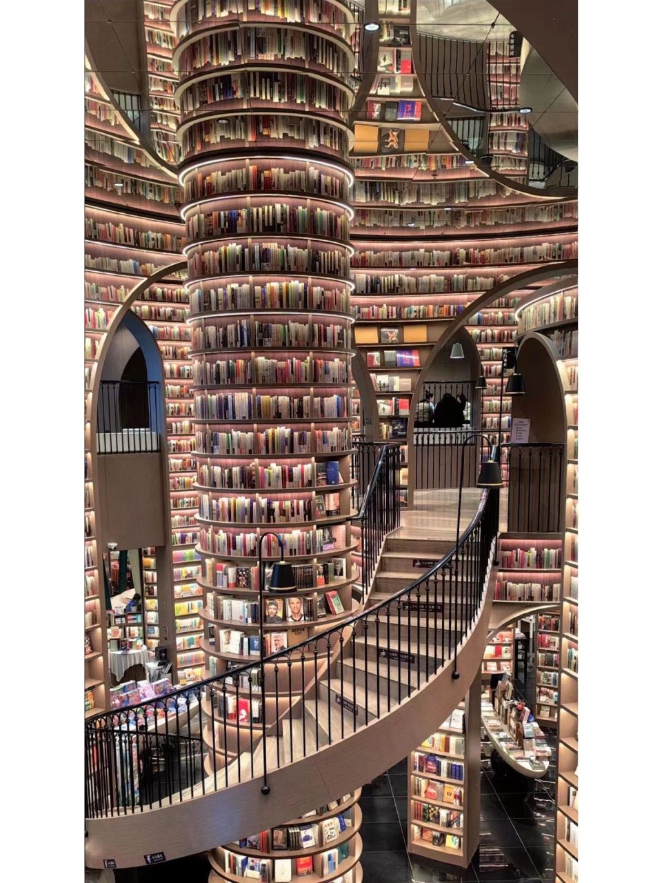 打卡"网红书店"都江堰钟书阁 打卡成都都江堰钟书阁,是都江堰乃至成都