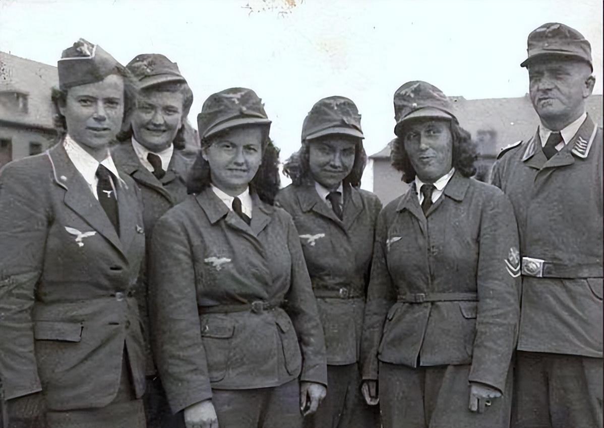 二战德国女兵军装图片