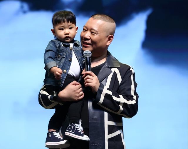 曝郭德纲移民澳洲住富人区,全家穿睡衣出门,8岁郭汾瑒不上学