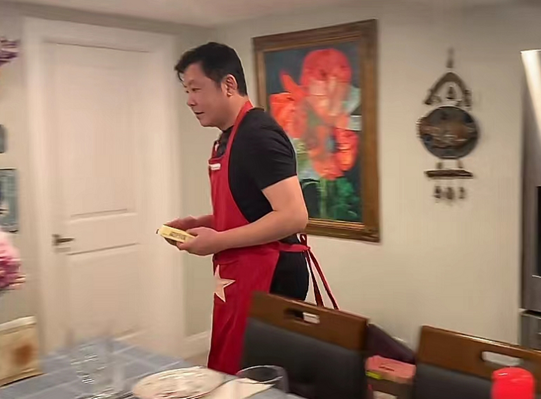 上海演员孙思瀚长居美国,陪伴老母尽显孝心,妻子留国内照顾女儿  6月