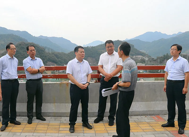 安康市人大常委会主任邹顺生到岚皋调研指导工作